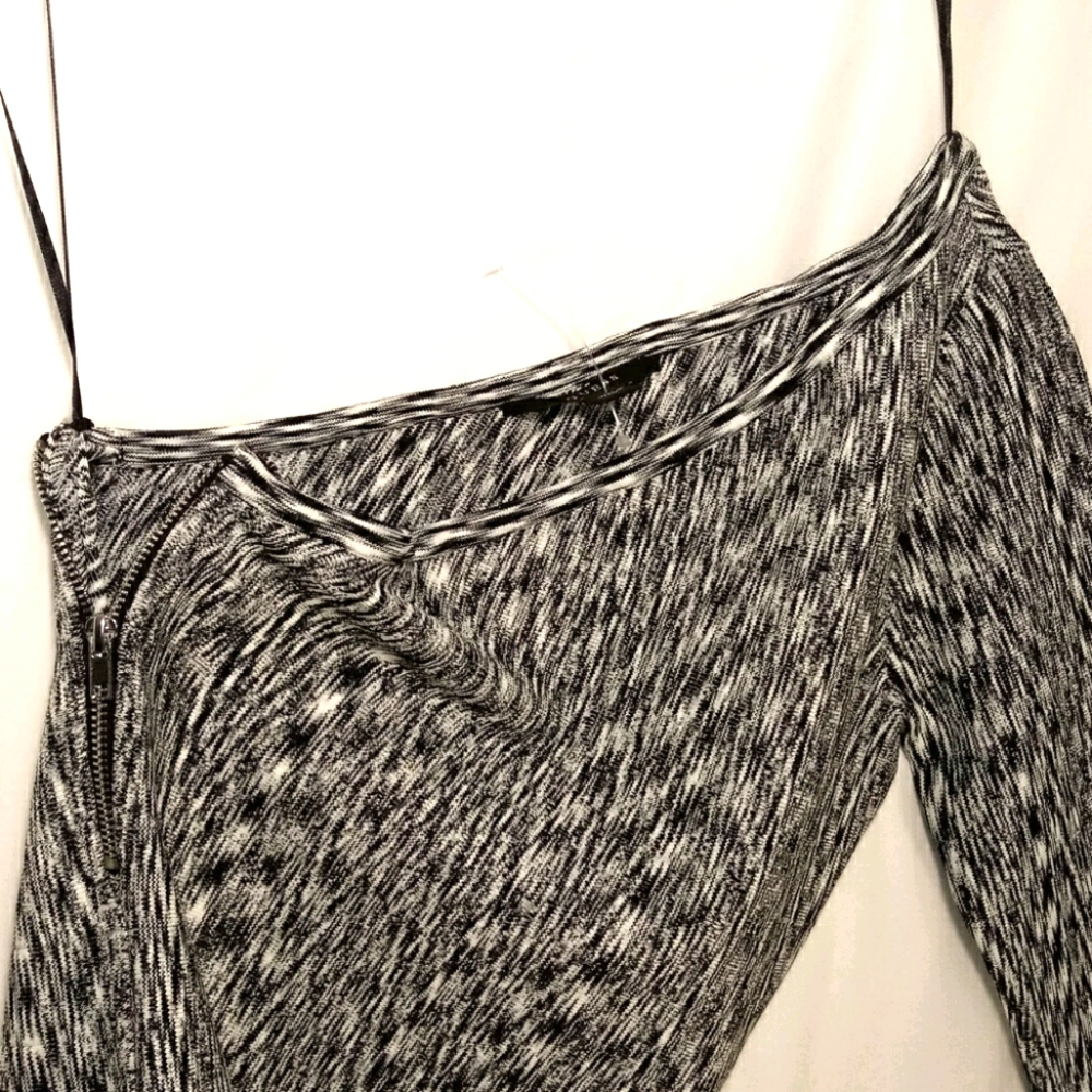 GUESS ONE SLEEVE CROP TOP